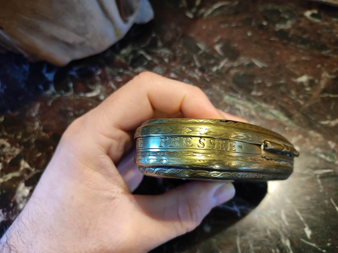 18th Century Chased Brass Snuffbox-photo-2