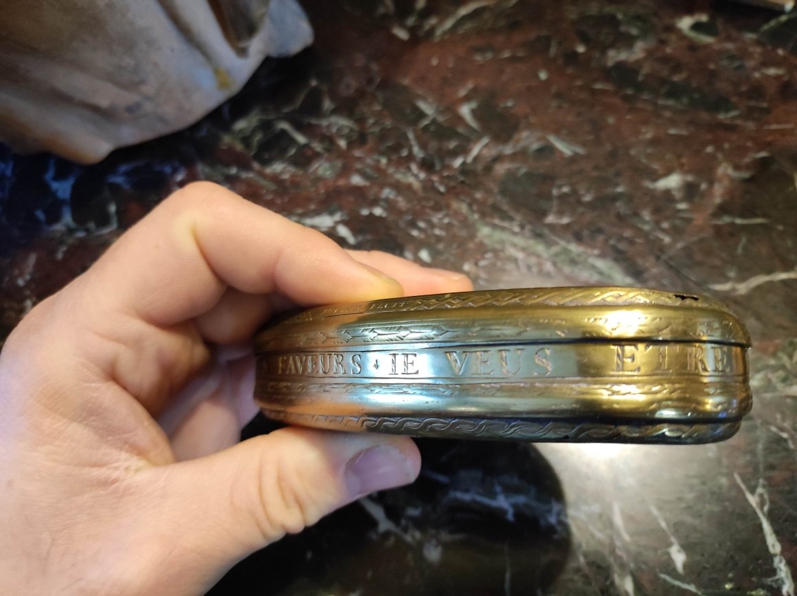 18th Century Chased Brass Snuffbox-photo-3