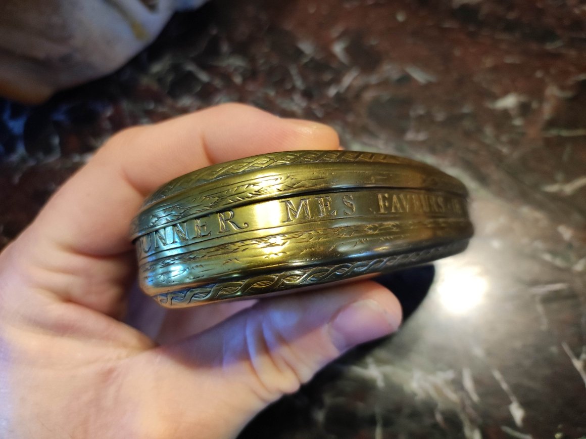 18th Century Chased Brass Snuffbox-photo-4