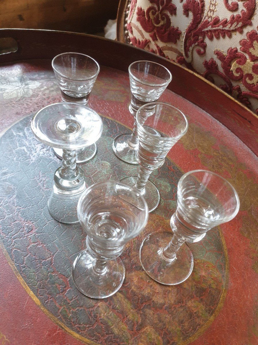 6 petits verres à pied