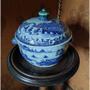 Eighteenth Century Chinese Porcelain Covered Pot