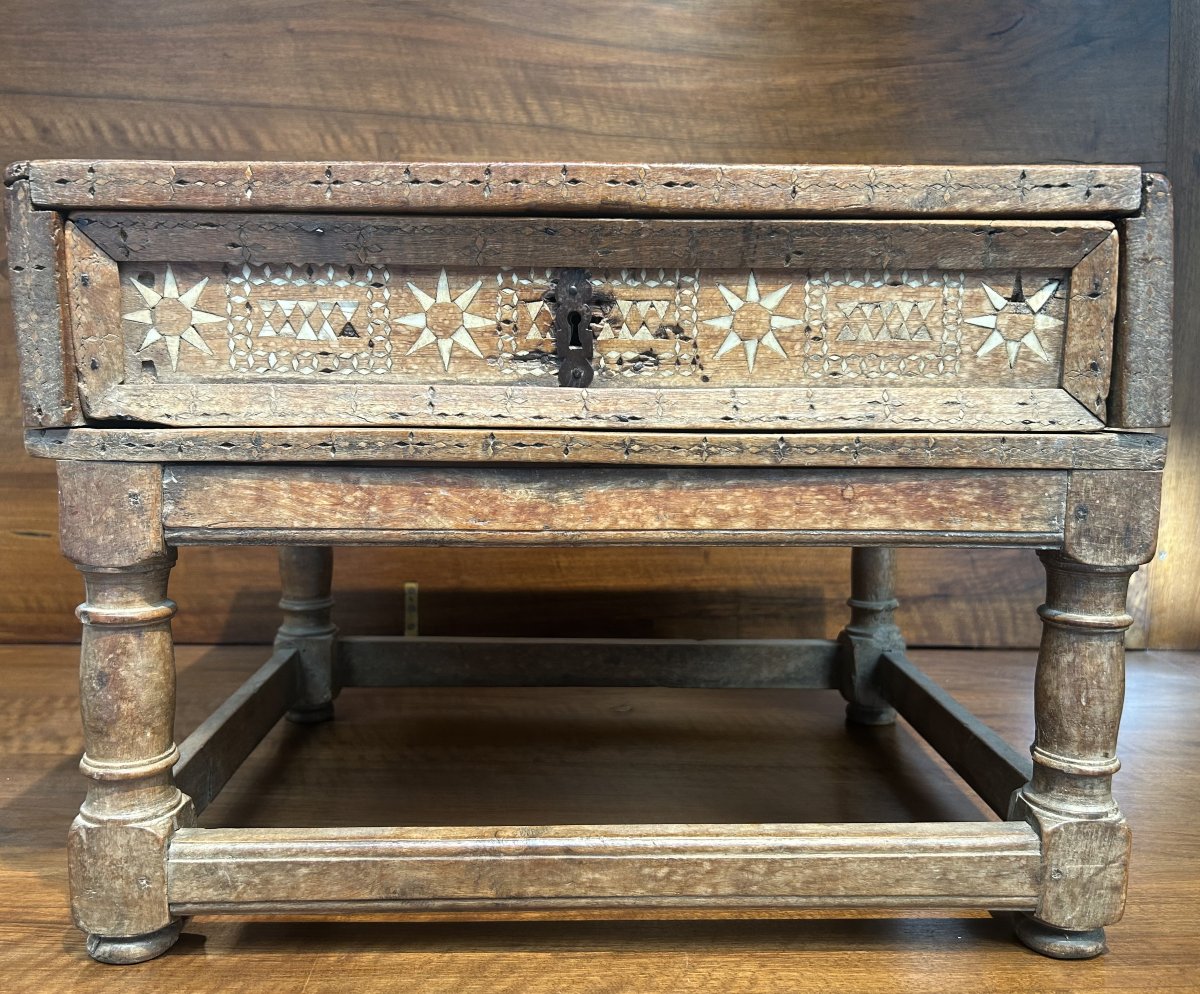Petite table d'appoint à incrustations d'os, travail espagnol du XVIIᵉ siècle.-photo-2
