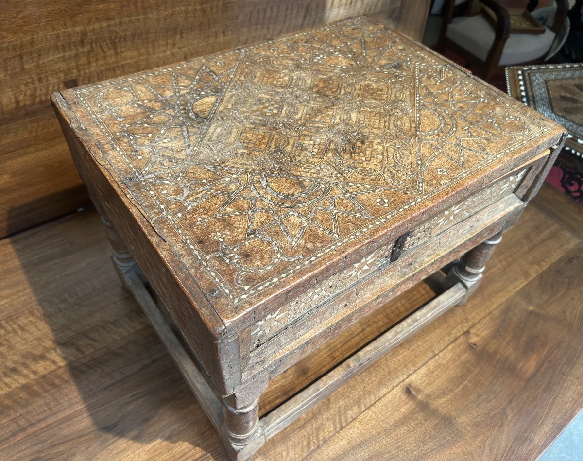 Petite table d'appoint à incrustations d'os, travail espagnol du XVIIᵉ siècle.-photo-3