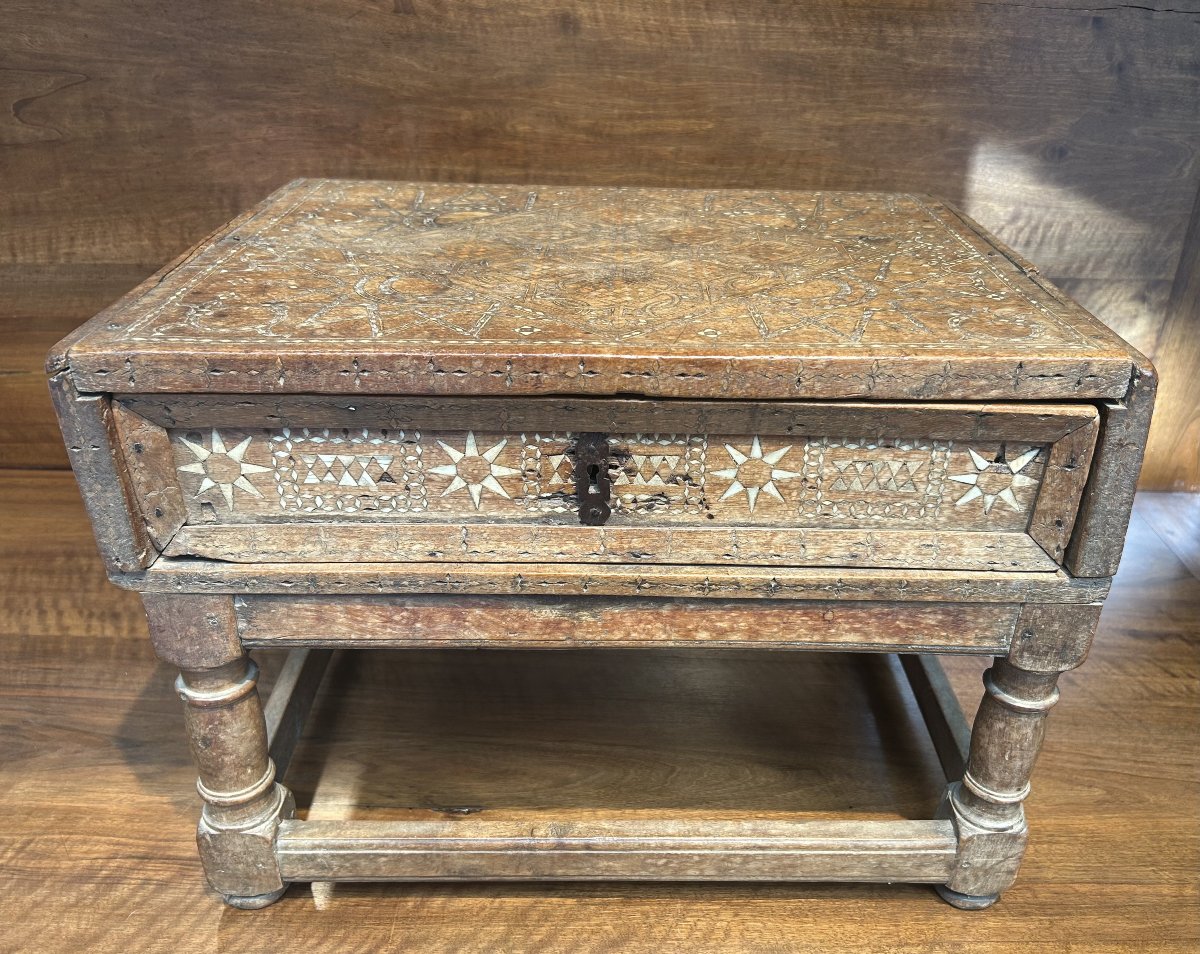 Petite table d'appoint à incrustations d'os, travail espagnol du XVIIᵉ siècle.