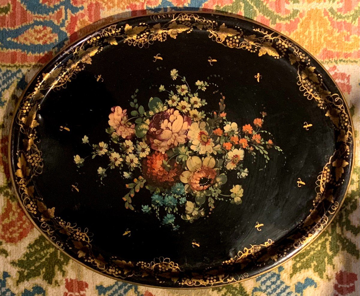 Plateau en tôle laquée à motifs floraux. XIXème siècle.