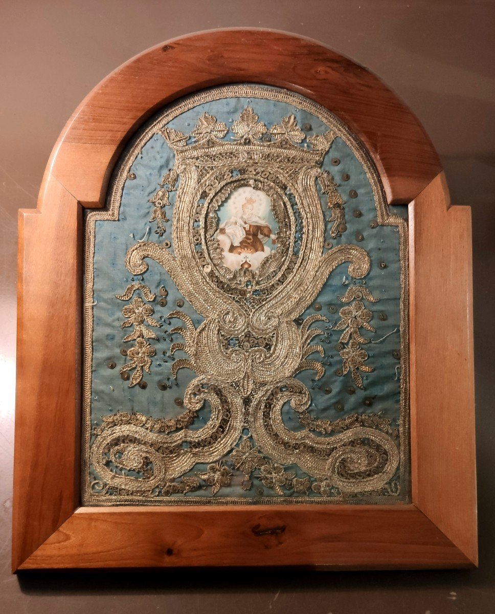 Broderie de métal ou d’argent sur soie. Espagne siècle SXVIII. Lithographie Virgen del Carmen XIXe siècle.