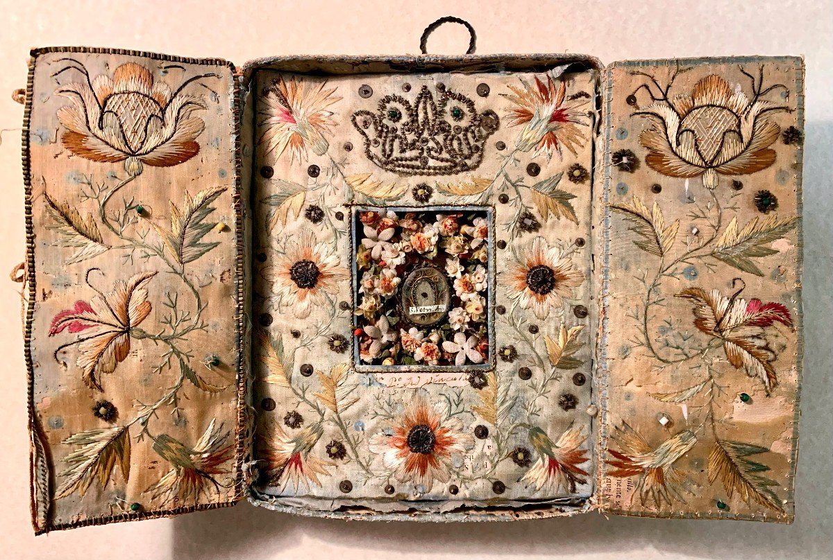 Reliquaire dans une boîte doublée de soie brodée du XVIIIe siècle