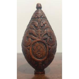 Tabatière en bois de buis sculpté de la fin du XVIIᵉ siècle. Travail allemand ou des Pays-Bas.