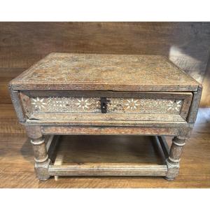 Petite table d'appoint à incrustations d'os, travail espagnol du XVIIᵉ siècle.