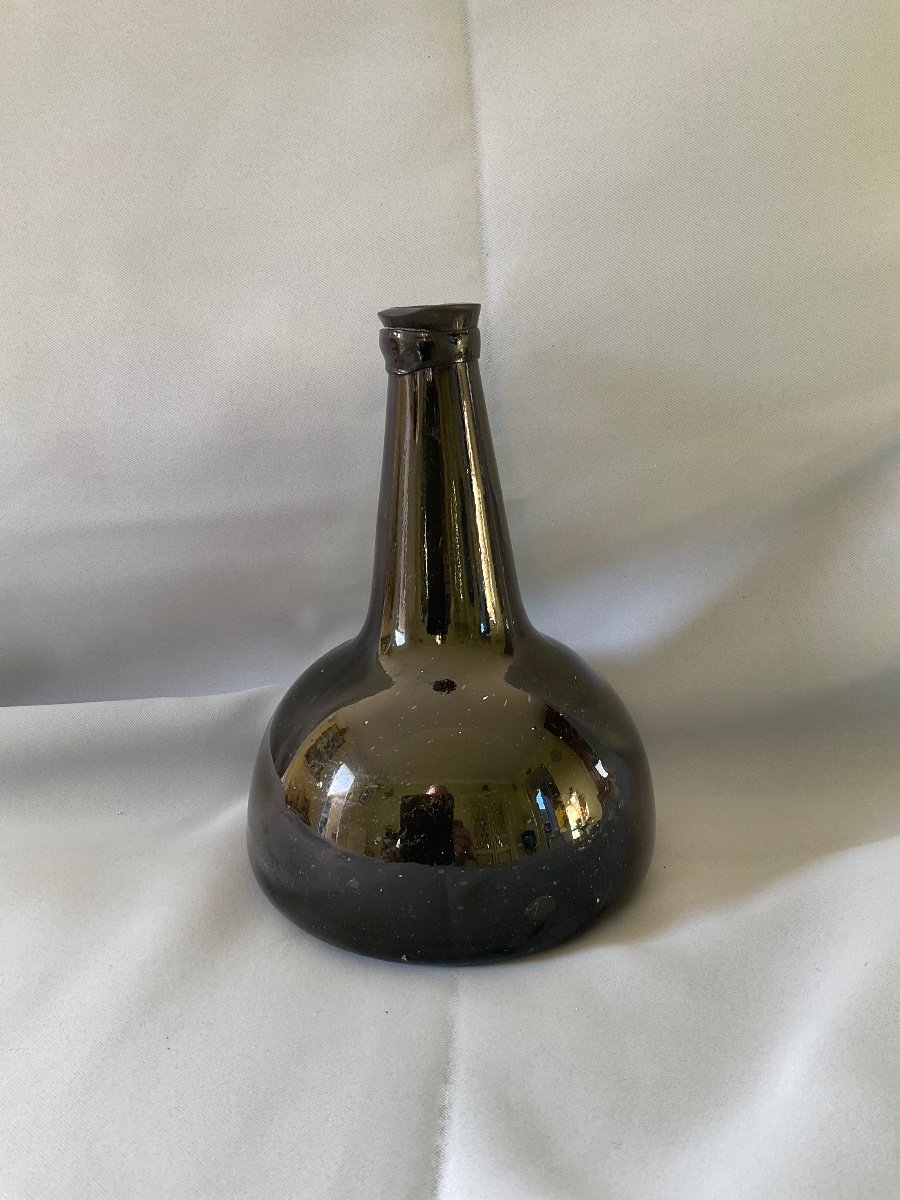Onion Bottle In Blown Glass Late 17th Century Netherlands