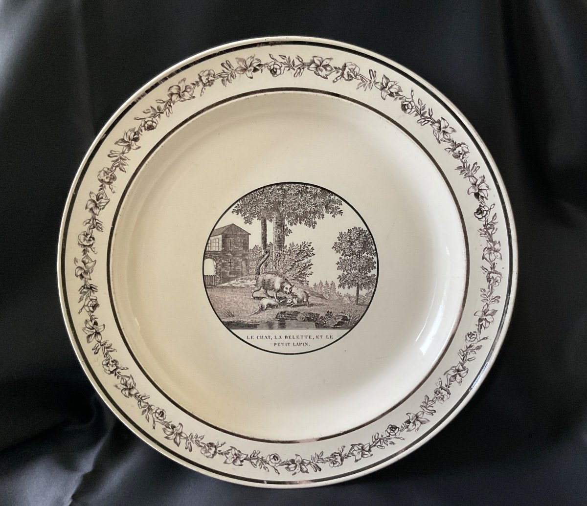 Montereau  Plat Sépia   < Fable de   La Fontaine > 19éme Siècle 