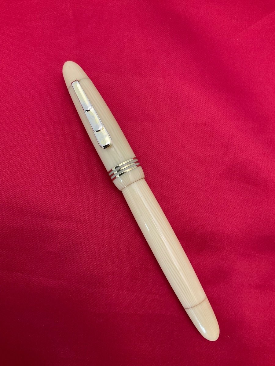 White Celluloid Fountain Pen 1940/1950