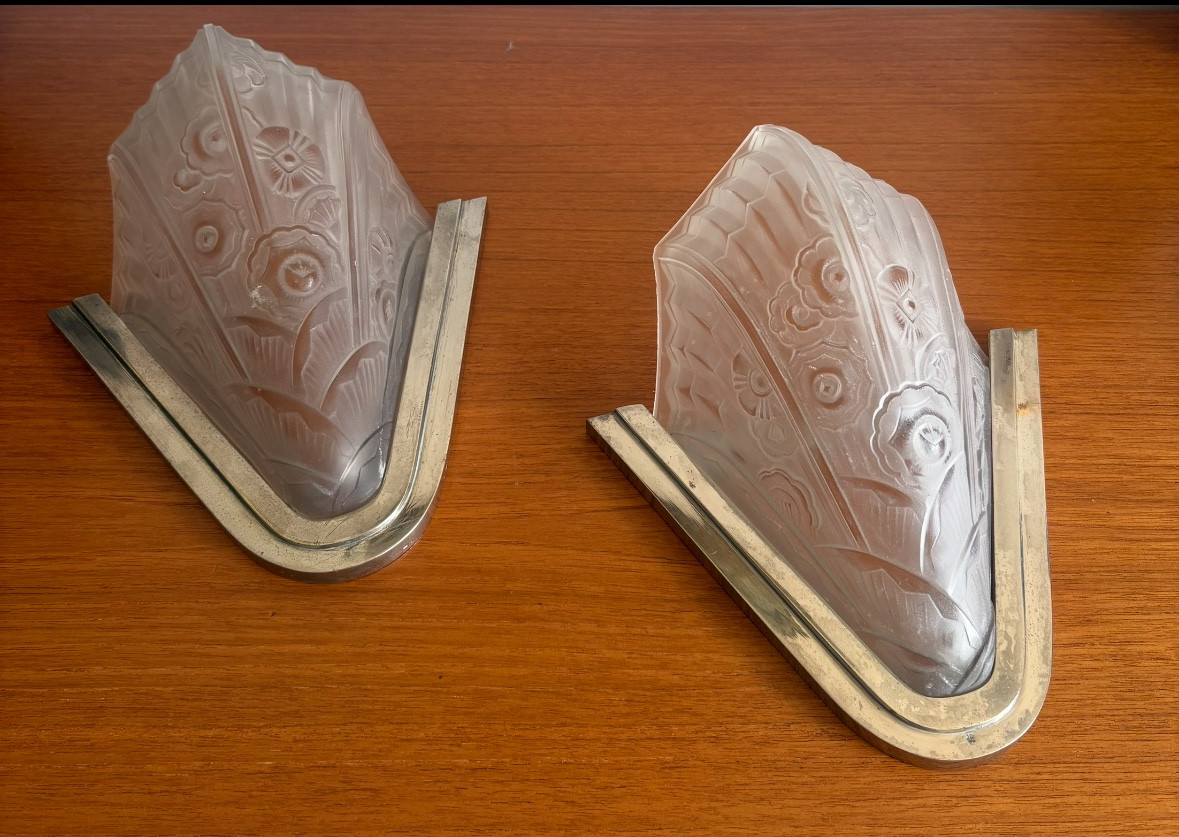 Pair Of Art Deco Wall Lights In Frosted Pressed Molded Glass With Nickel-plated Bronze Frame