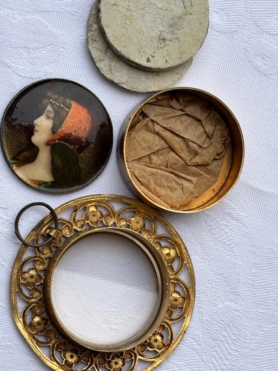 Art Nouveau Medallion Portrait-photo-3