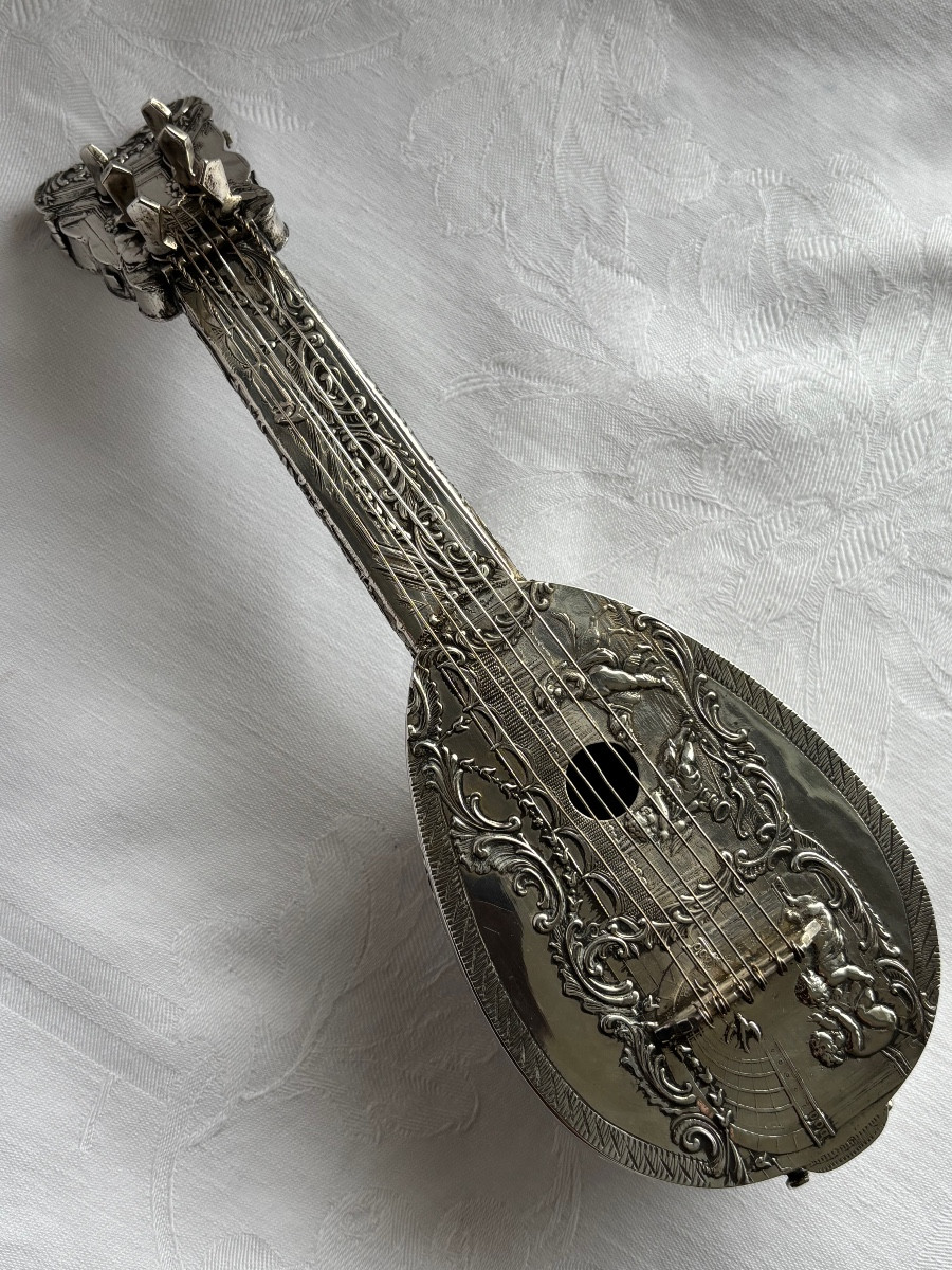 Somptueux Coffret à Bijoux Dissimulant Un Flacon à sel en argent fin XIXe