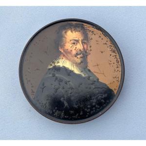 Boîte à tabac en corne ornée d’un portrait d’homme 18éme Siècle 