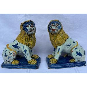 ROUEN Paire de lions en faïence 18éme Siècle 