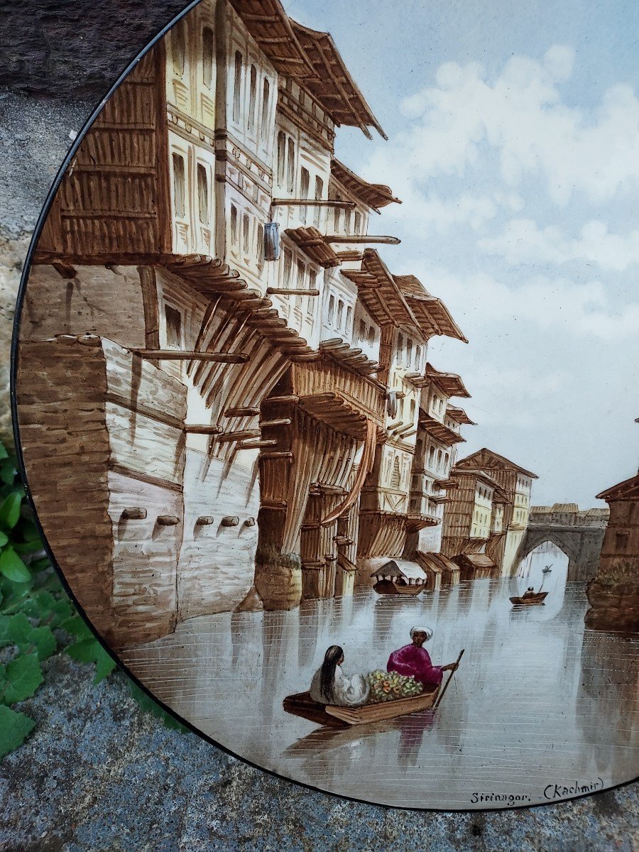 Grand Plat Orientaliste En Faïence Peinte Representant Srinagar (cachemire)-photo-2