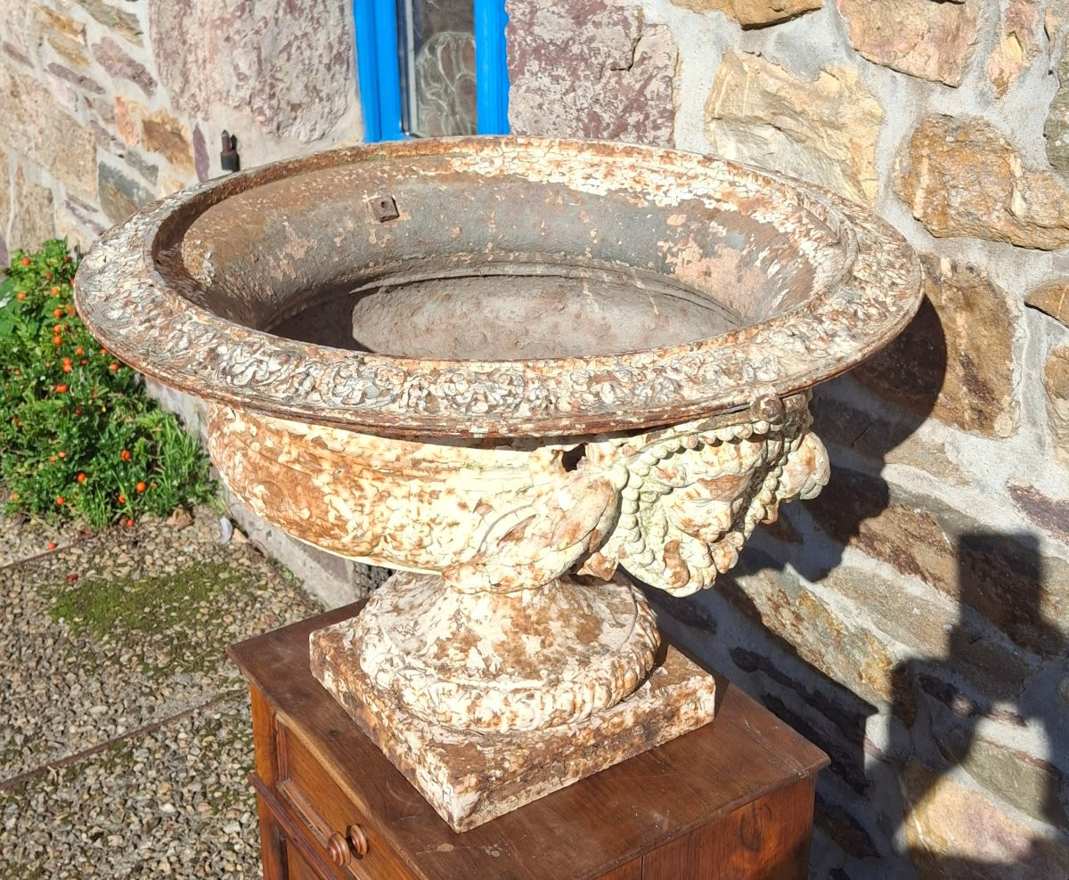 Urne de jardin, grande vasque en fonte mascarons-photo-1