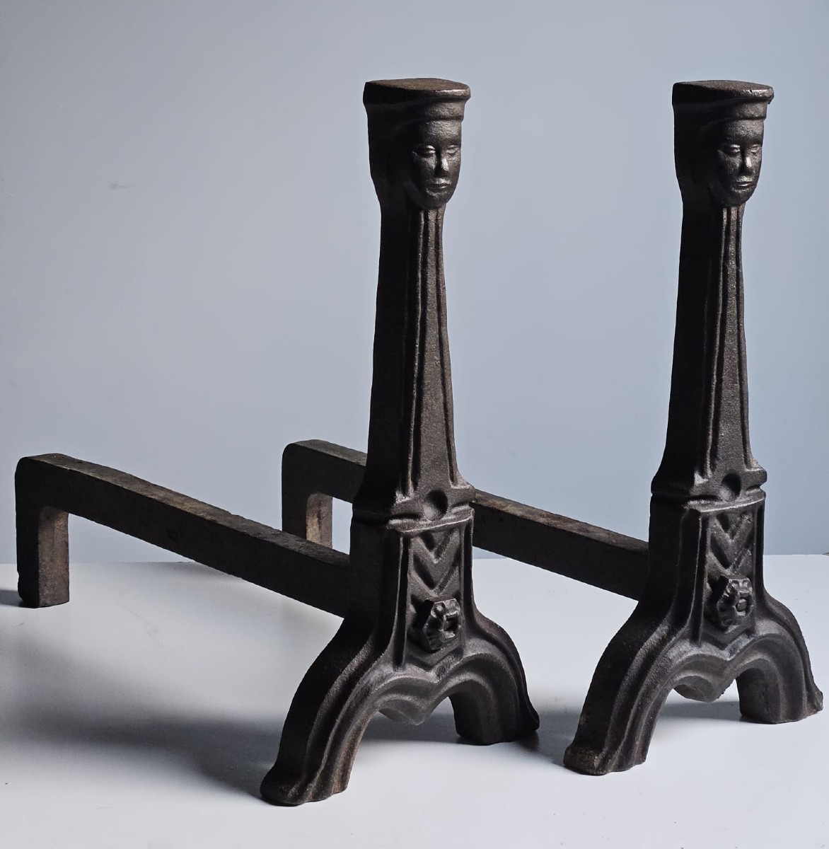 Paire de chenets antropomorphes en fonte 