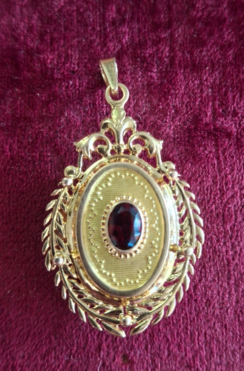 Pendentif médaillon en or Napoléon III