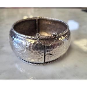 Bracelet manchette art déco en argent martelé signé René Sitoleux