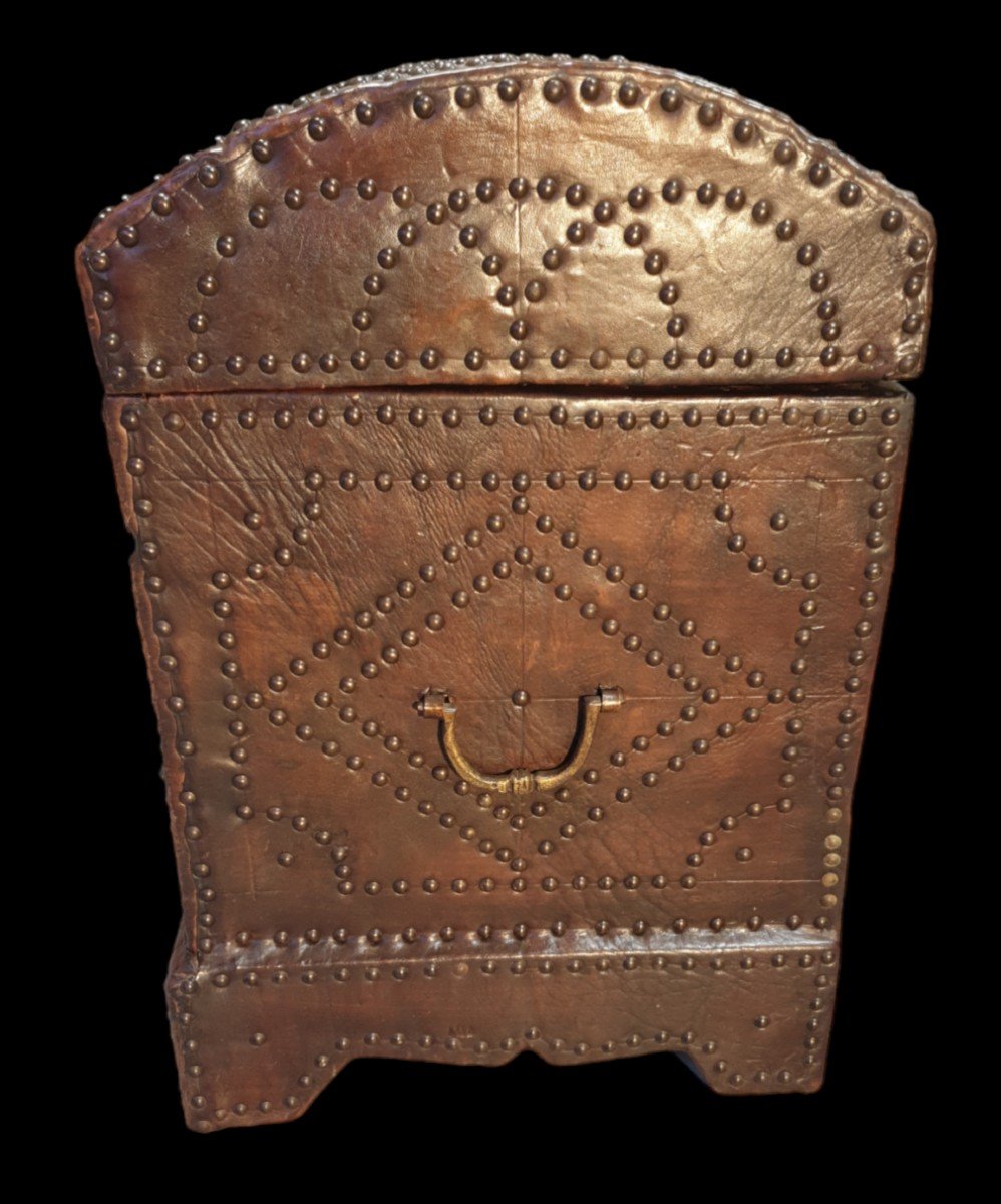 Small Domed Leather And Studded Chest 19th Century -photo-3