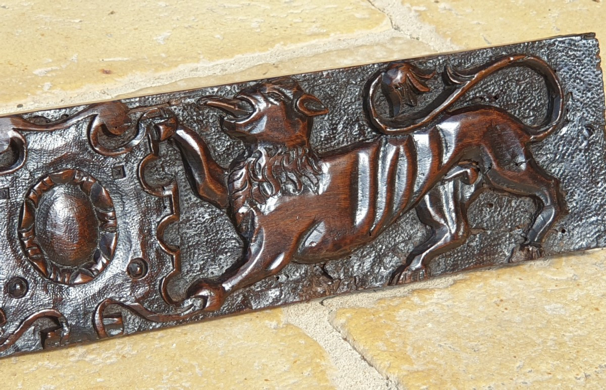 Panneau sculpté " aux griffons " XVIe siècle -photo-3