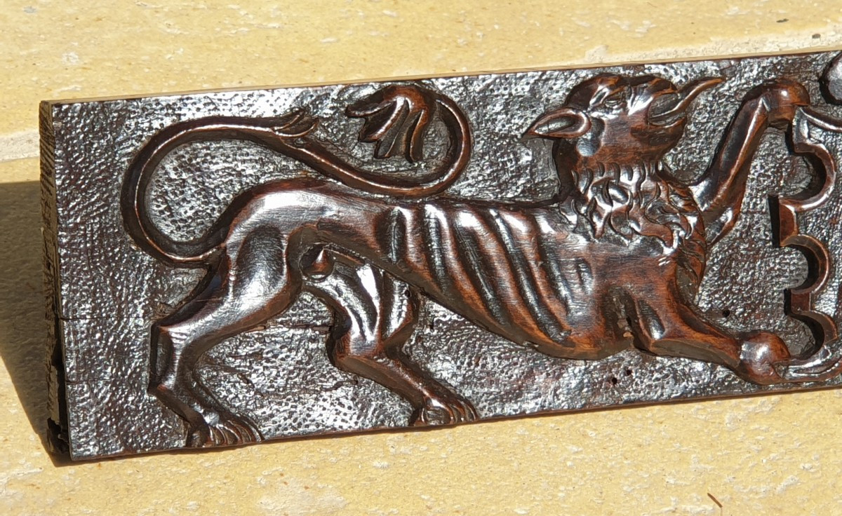 Panneau sculpté " aux griffons " XVIe siècle -photo-4