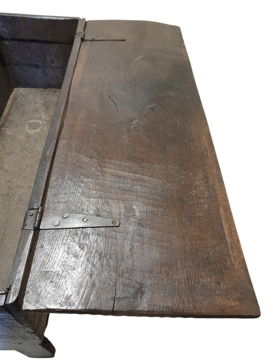 Small "six-plank" Chest, England, Circa 1650-photo-4