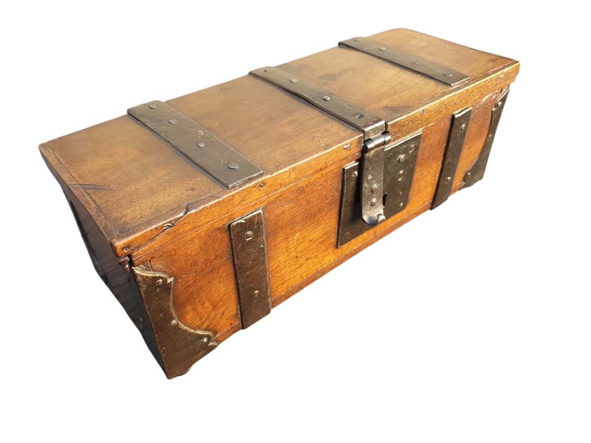 Coffret en bois de noyer XVIIe siècle 