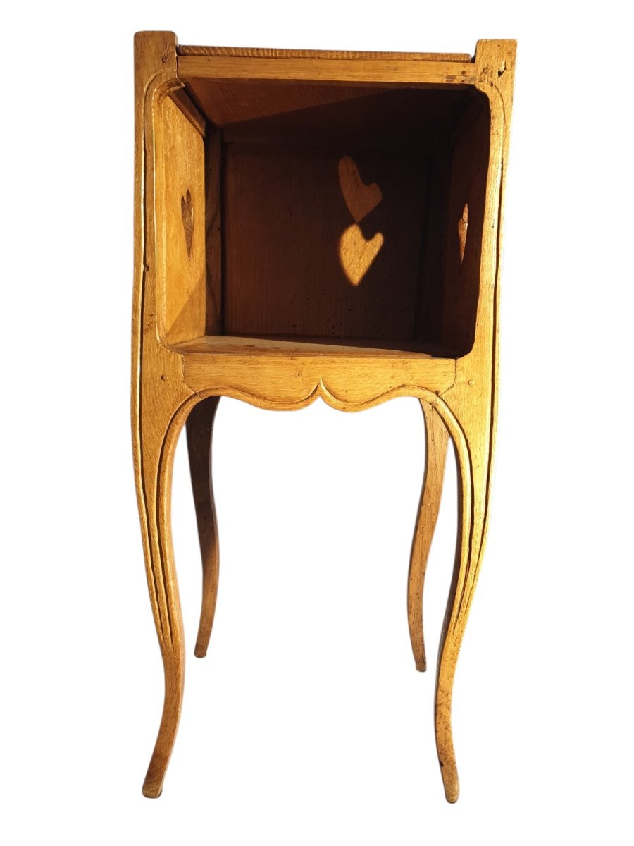18th-century Louis XV-style "heart" Nightstand -photo-1