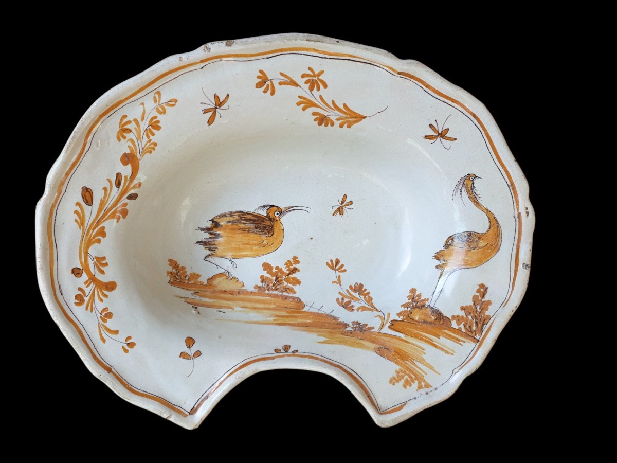 Plat à barbe Moustiers XVIIIe siècle 