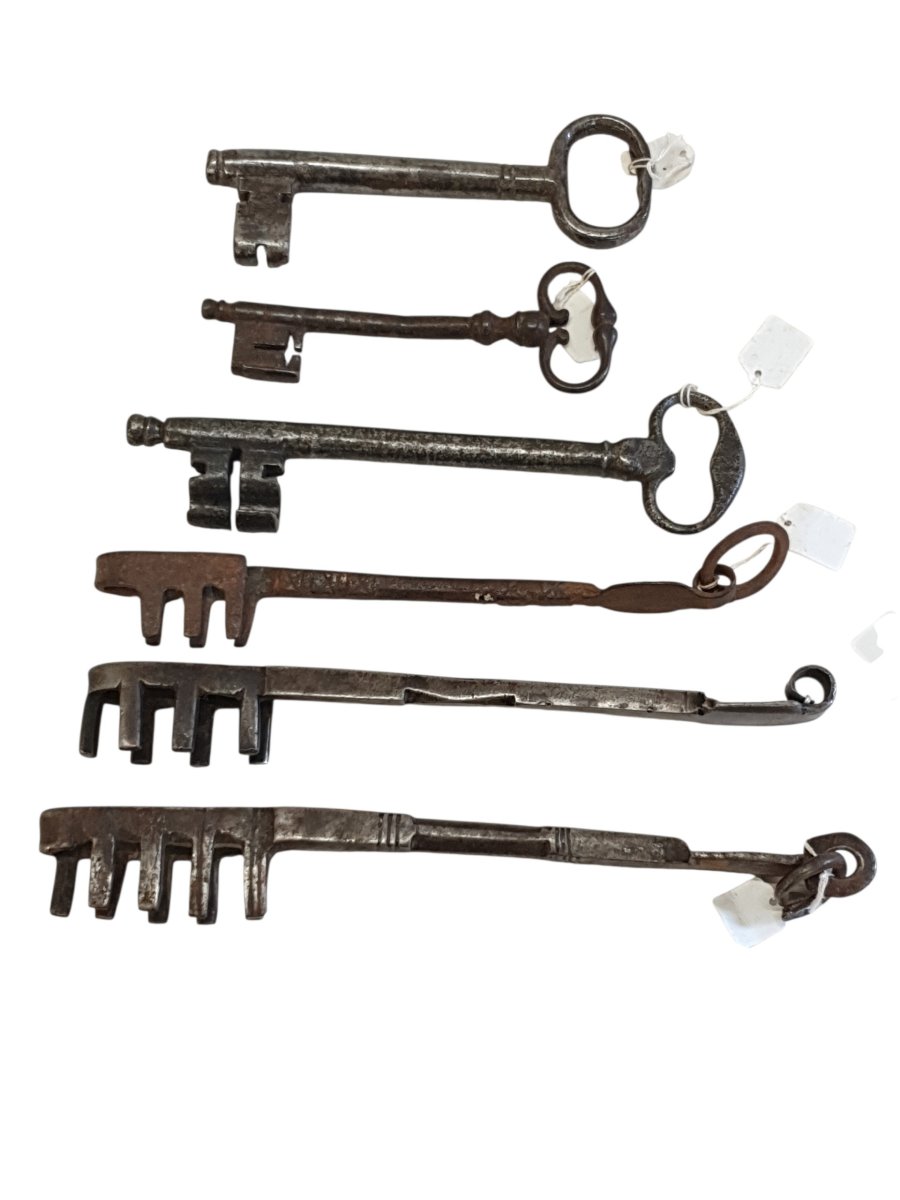Lot de 11 clefs anciennes ( XVIIe et XVIIIe siècle)-photo-1