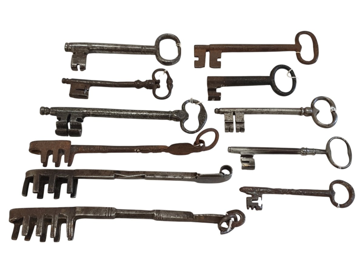 Lot de 11 clefs anciennes ( XVIIe et XVIIIe siècle)