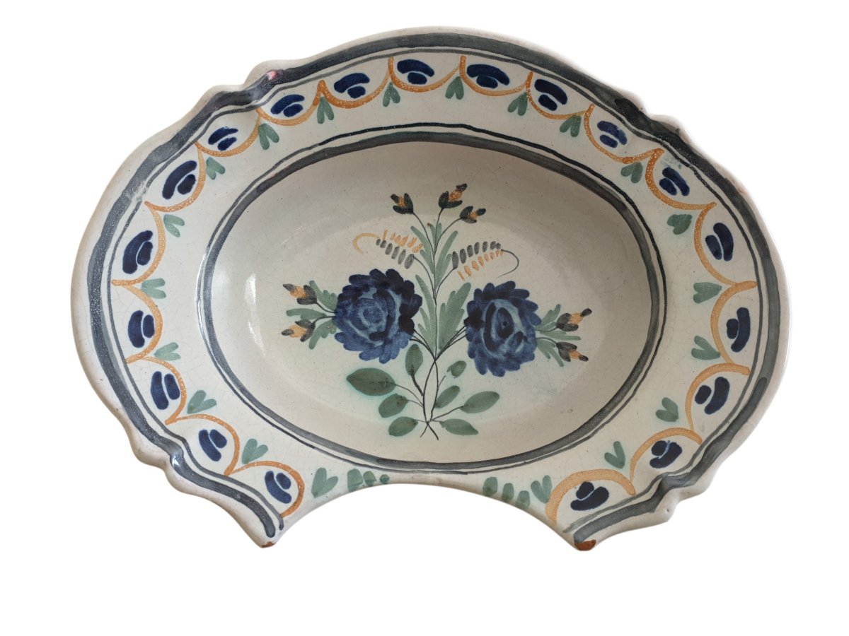 Plat à barbe " deux fleurs bleues " Nevers XVIIIe siècle 