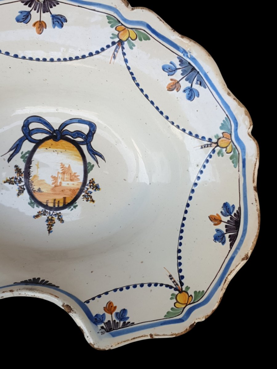 18th-century Nevers "chateau" Scalloped Shaving Dish -photo-2