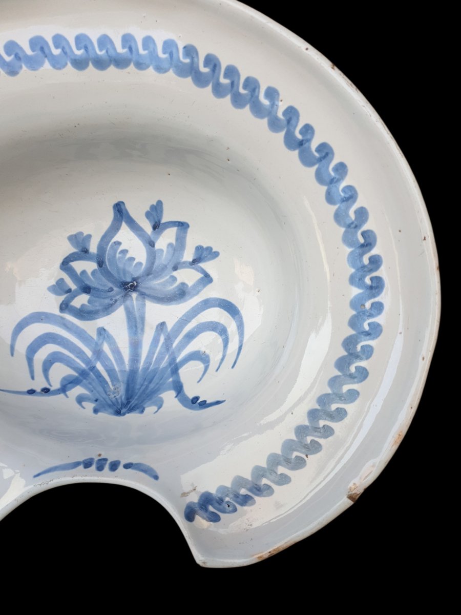 Plat à barbe " fleur bleue" Nevers XVIIIe siècle -photo-4