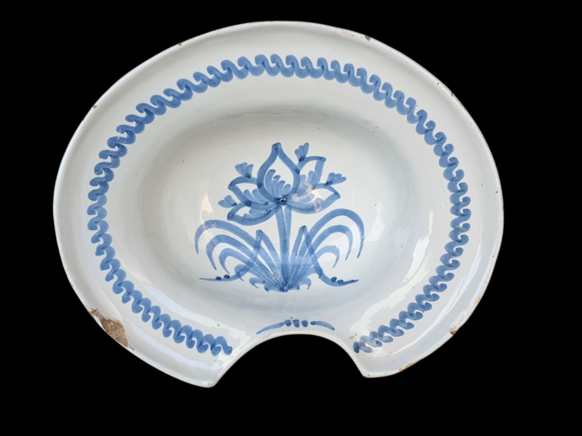 Plat à barbe " fleur bleue" Nevers XVIIIe siècle 