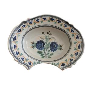 Plat à barbe " deux fleurs bleues " Nevers XVIIIe siècle