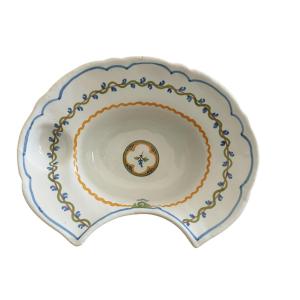 Plat à barbe " décor quadrilobé" Nevers XVIIIe siècle