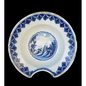 Plat à barbe rond " Eglise" Nevers XVIIIe siècle 