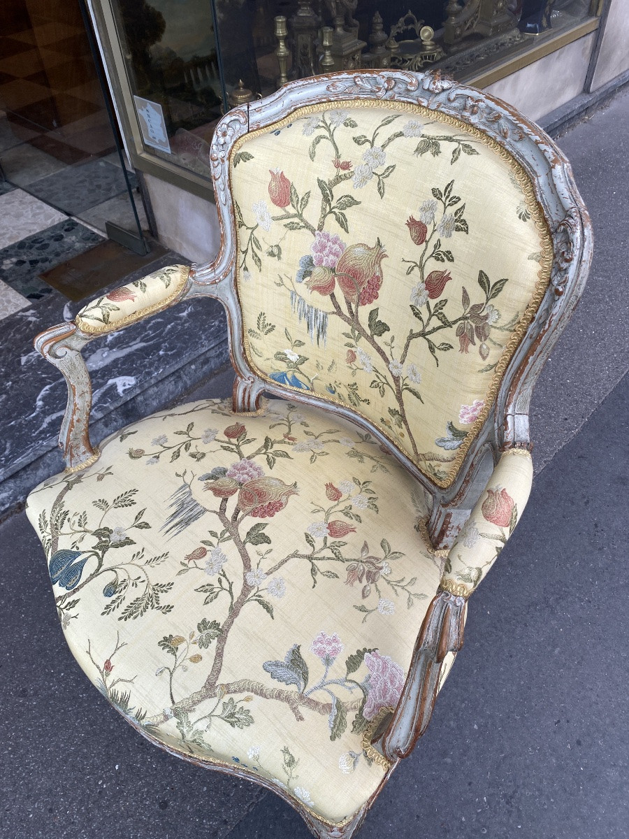 Paire de fauteuils en bois laqué de style Louis XV-photo-4
