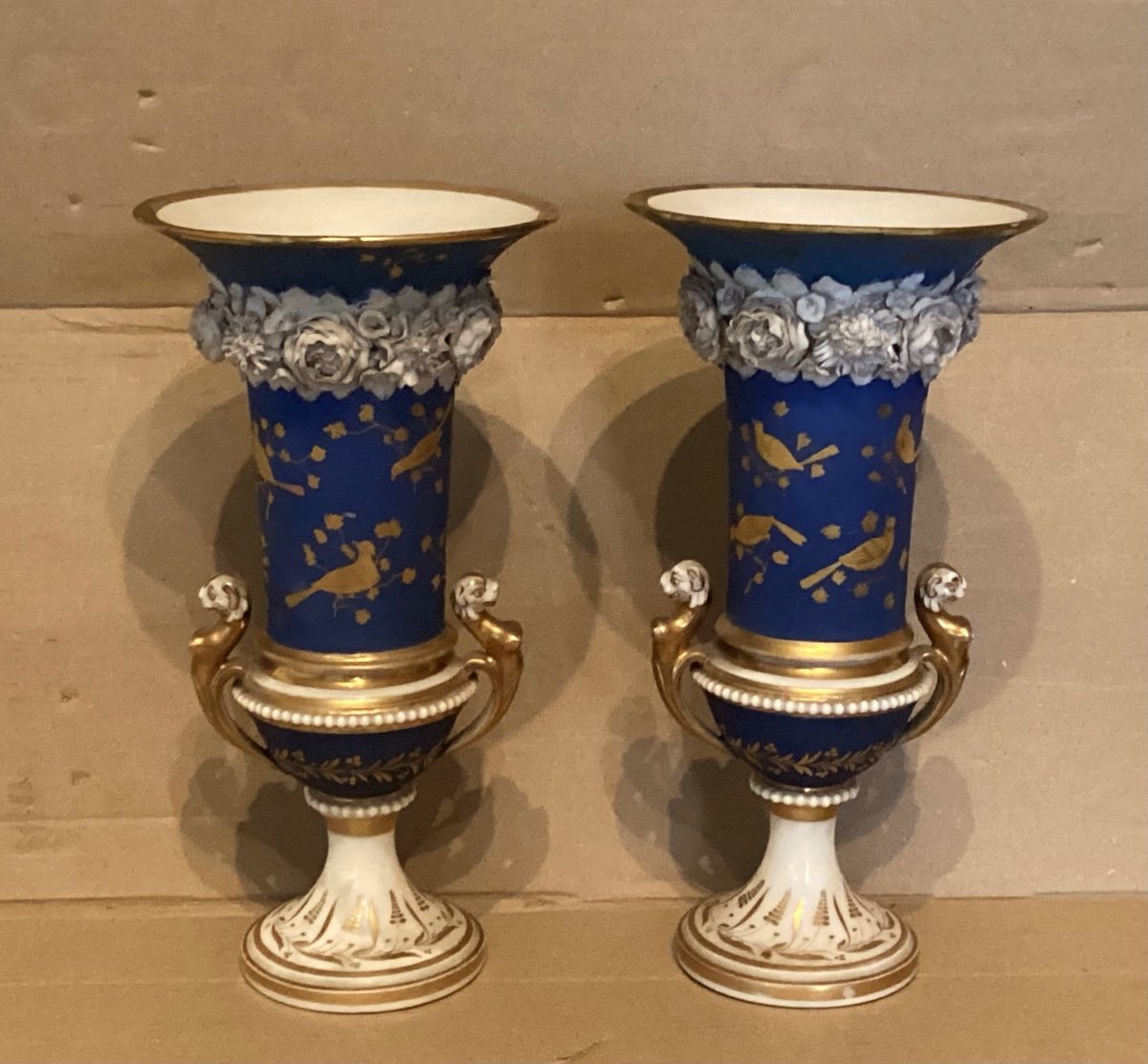 Paire De Vases Porcelaine De Paris  Marqués 