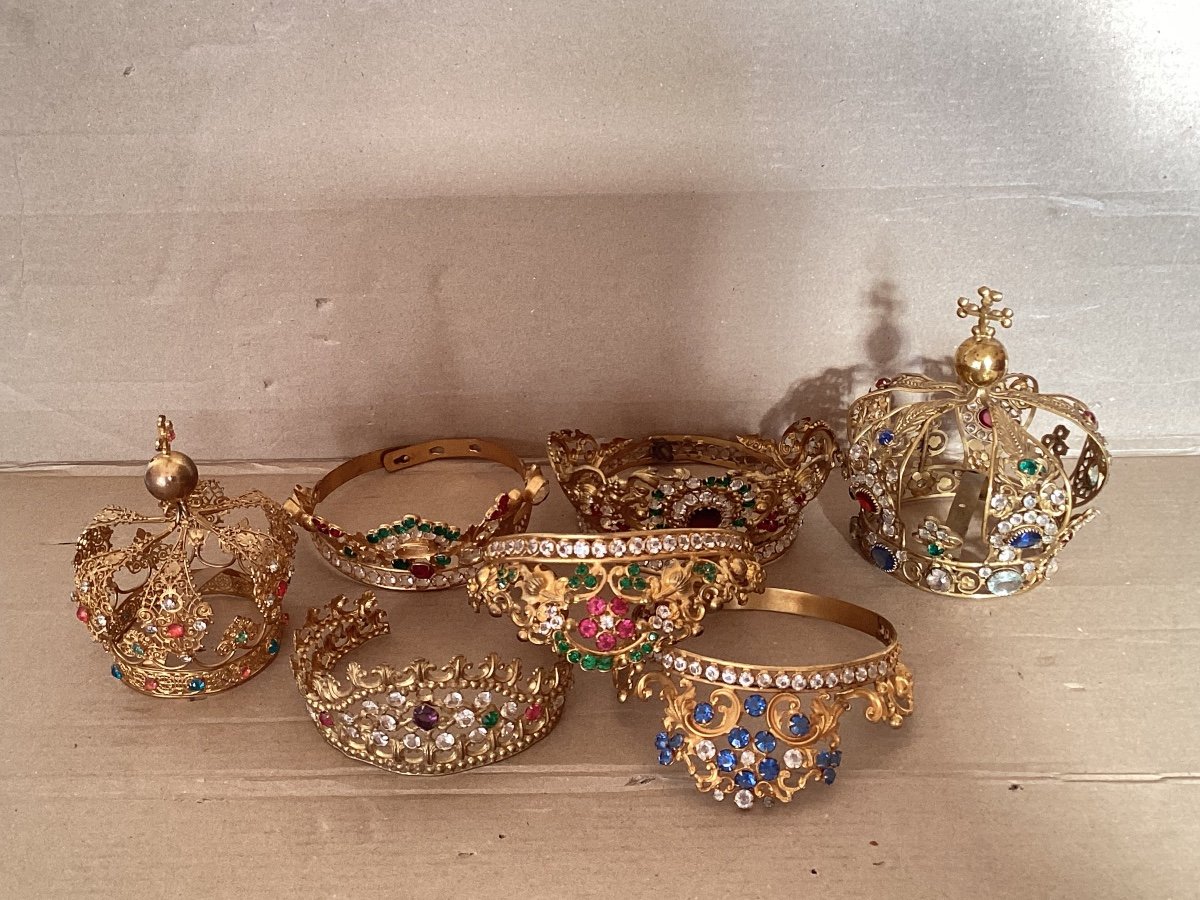 Important Lot Of Crowns