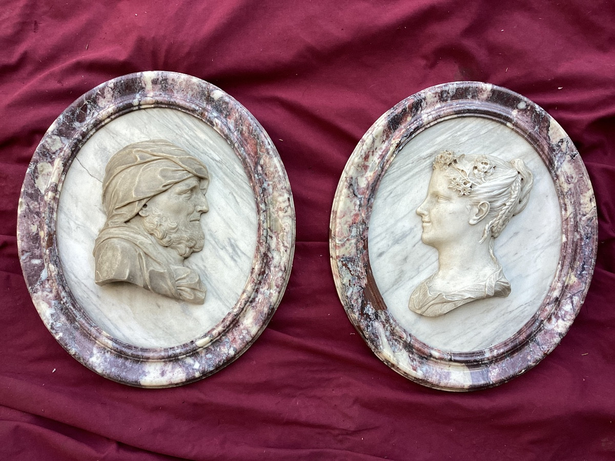 Paire de médaillons en marbre 