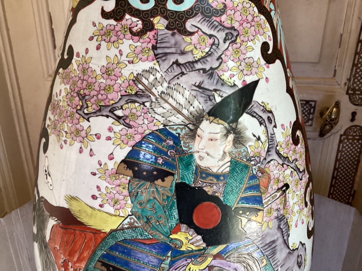 Important Imari Porcelain Vase -photo-1
