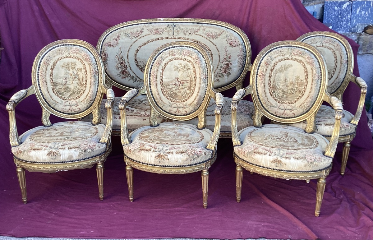 Salon doré à tapisserie au petit point Louis XVI 