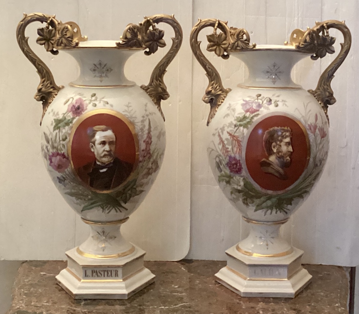 Importante paire de vases en vieux Bruxelles 