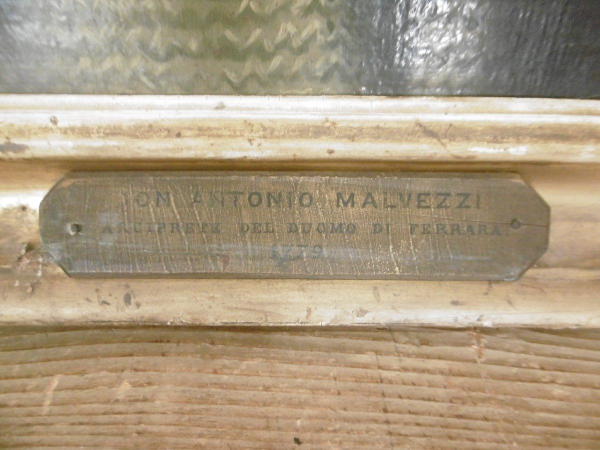 Worn 18th With Coat Of Arms-photo-1